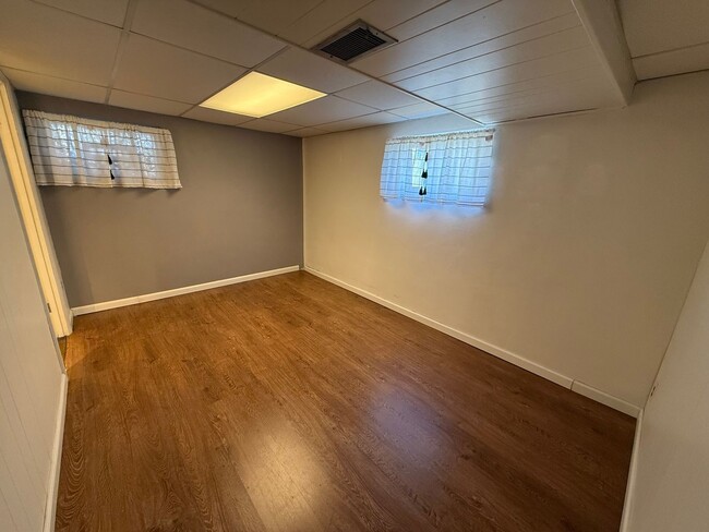 Building Photo - 11015 Golf Crest Dr