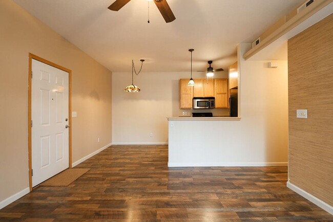 Building Photo - Updated 2 Bedroom Apartment in Windsor