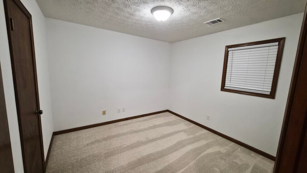 Building Photo - 490 Julius Dr