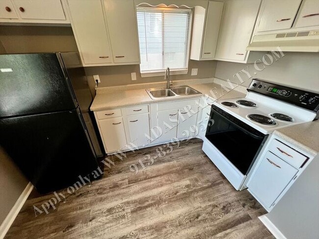 Building Photo - Awesome 2 Bedroom Duplex in Overland Park-...