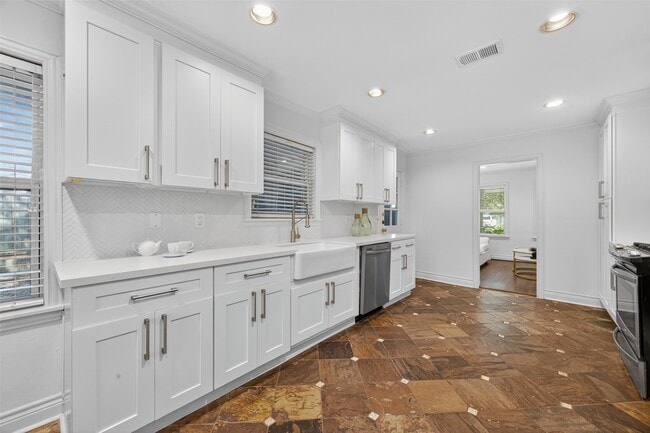 Building Photo - 5111 Creekbend Dr