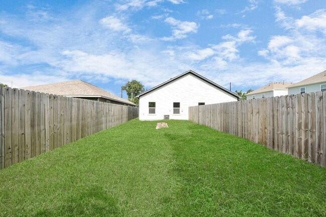 Building Photo - 7502 Sandle St