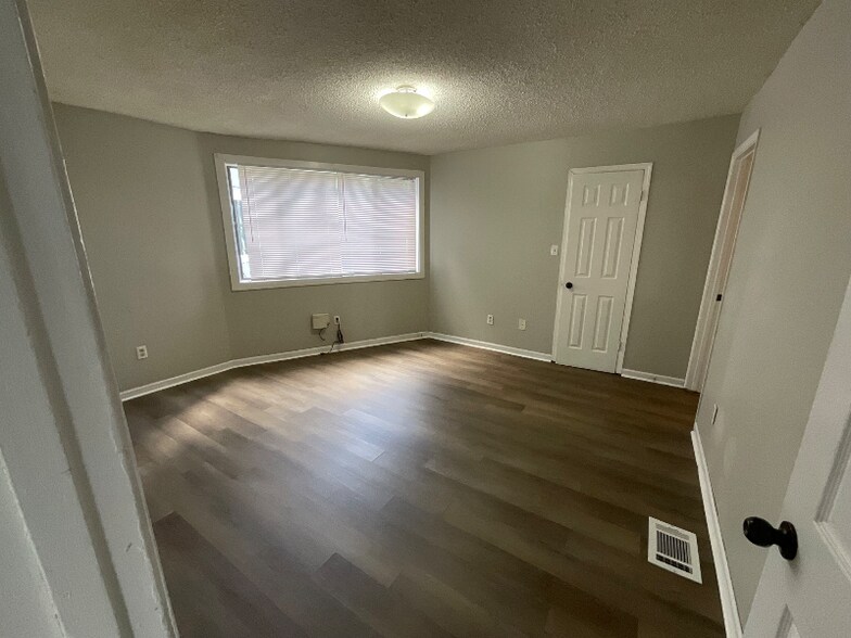 Building Photo - 206 Knoll Dr