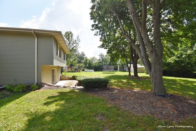 Building Photo - 106 W Kendall Dr