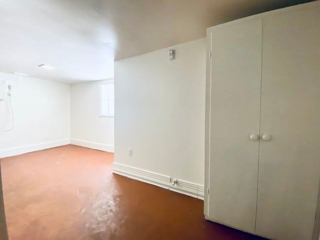 Building Photo - Unique Basement Unit in a Triplex- 309 E. 32nd- Available for July!