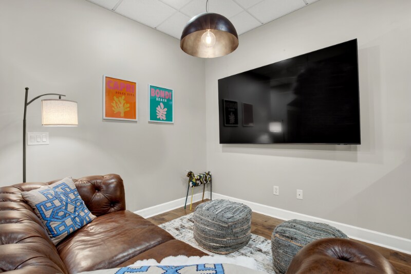 Building Photo - 210 E Waldburg St