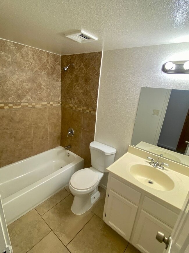 Building Photo - MOVE IN SPECIAL 3 Bedroom 1 Bathroom in Hallcraft Villas