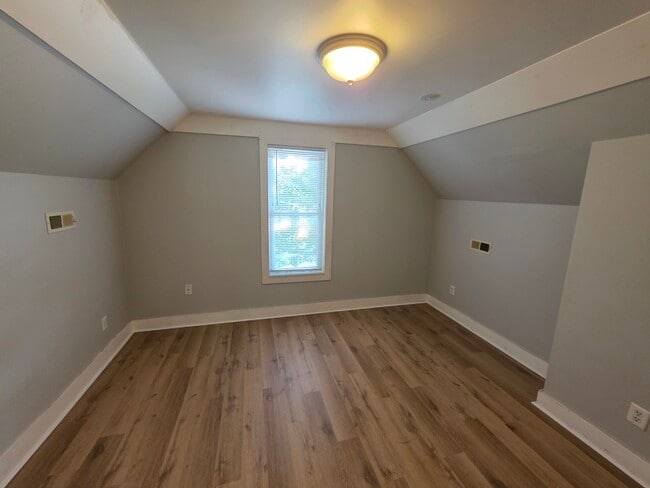 Building Photo - 3 bedroom house with fenced backyard