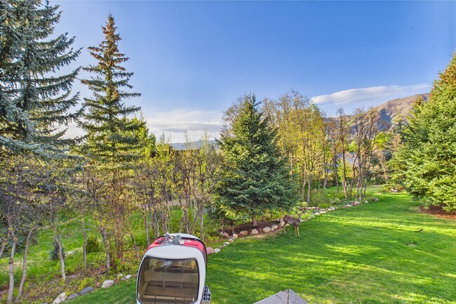 Building Photo - 593 Meadowood Dr