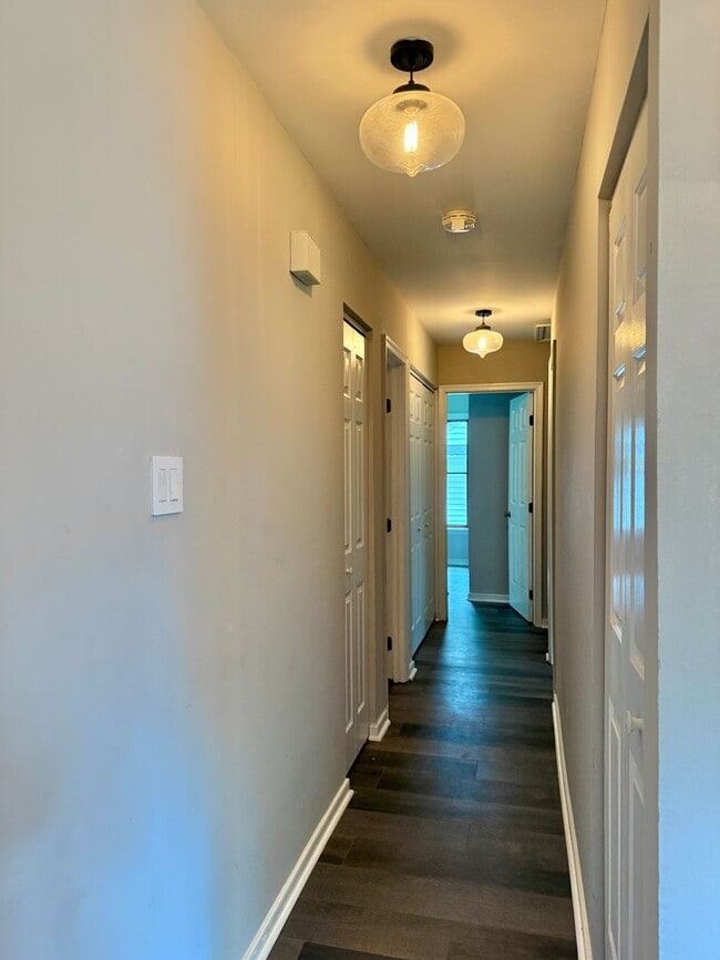 Building Photo - Adorable Recently Renovated 3 Bed 1.5 Bath...