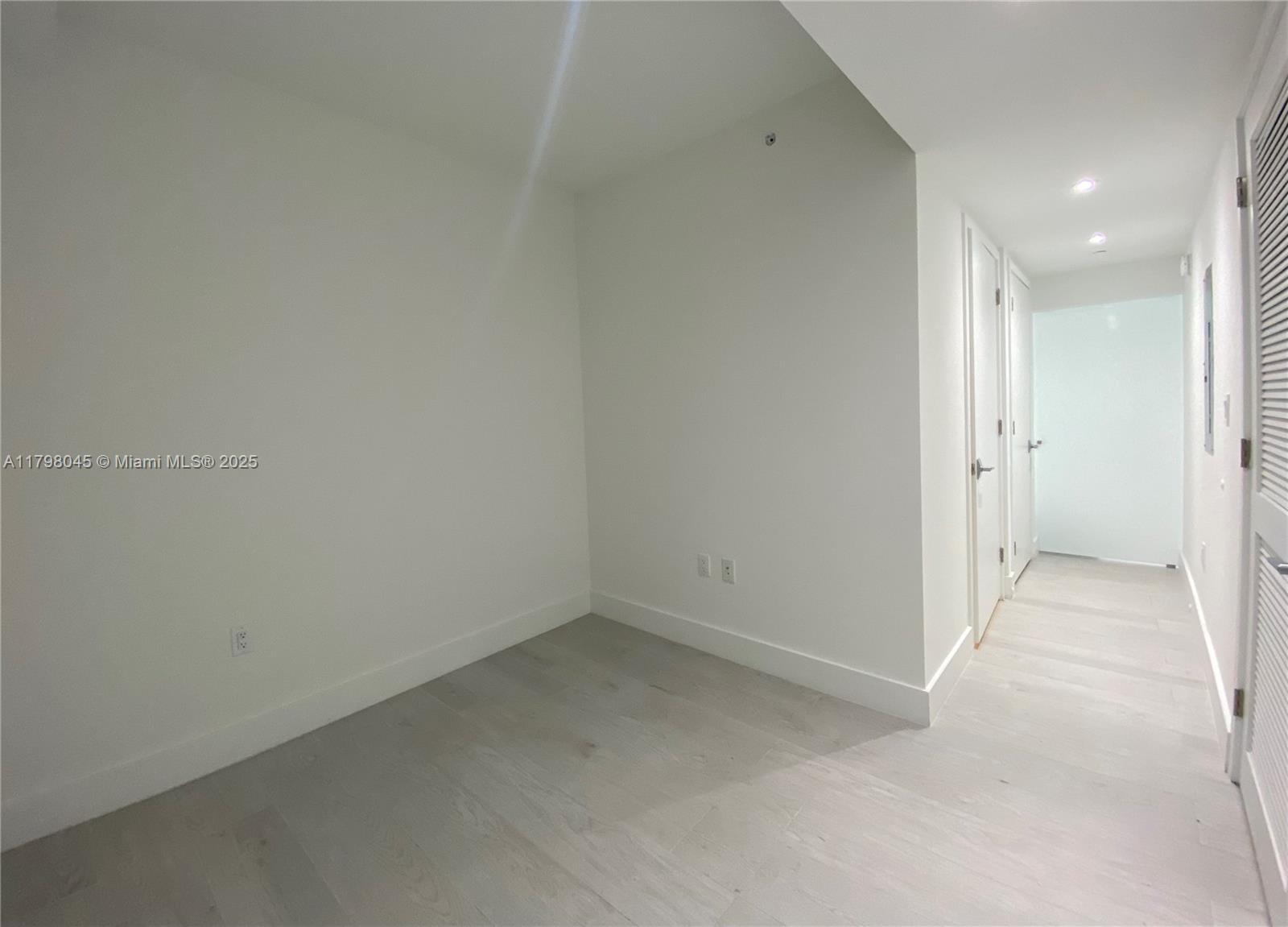Building Photo - 10201 E Bay Harbor Dr
