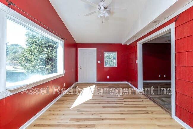 Building Photo - 1817 Sedgewick Dr