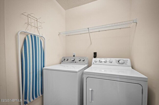 Building Photo - 929 Raindrop Ln