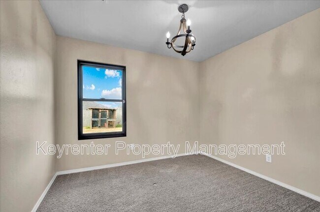 Building Photo - 551 SE 4th St