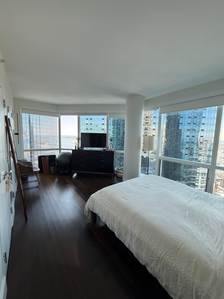 Building Photo - 77 HUDSON St