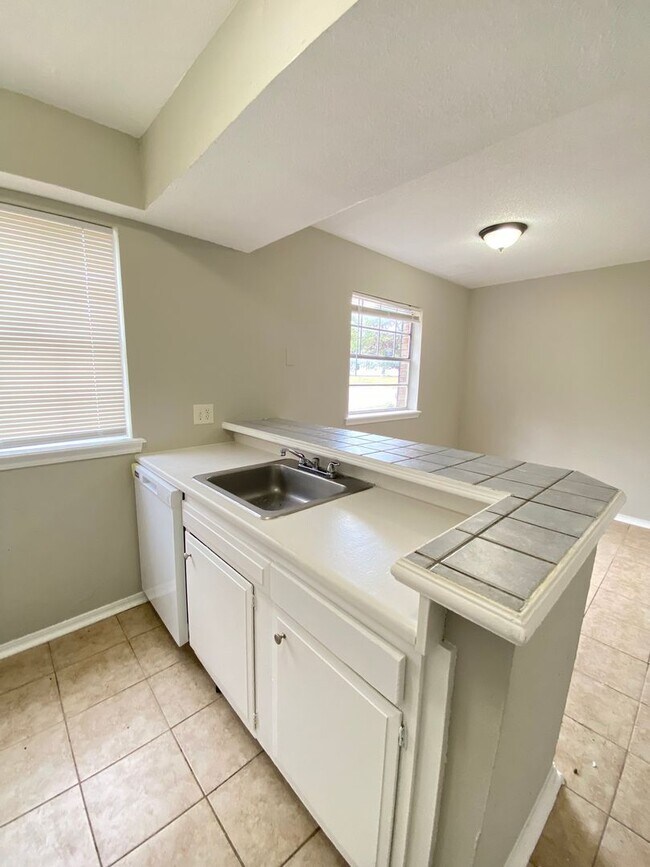 Building Photo - 2 Bedroom 1.5 Bath Apt at the Monterey Square Apts NW OKC