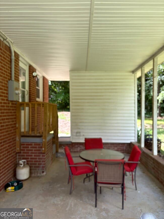 Building Photo - 220 Kelly Dr