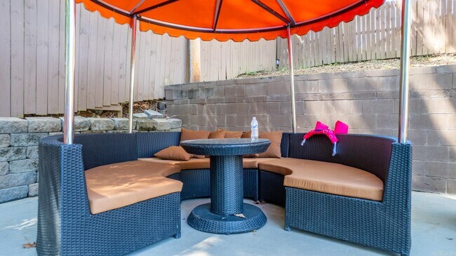 Building Photo - 1309 Country Oaks Dr