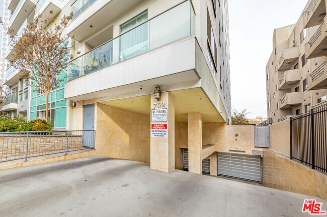 Building Photo - 702 Serrano Ave