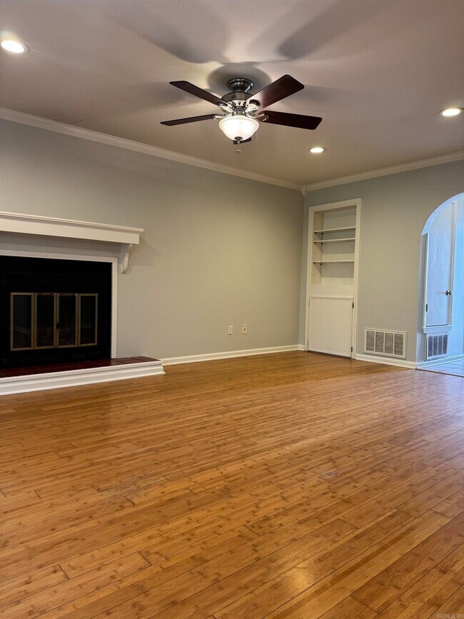 Building Photo - 301 Kings Row Dr