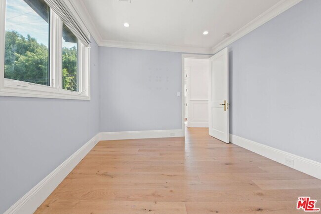 Building Photo - 1153 S Clark Dr