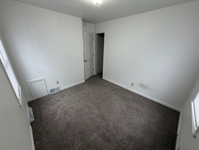 Building Photo - Home for rent near Augustana college