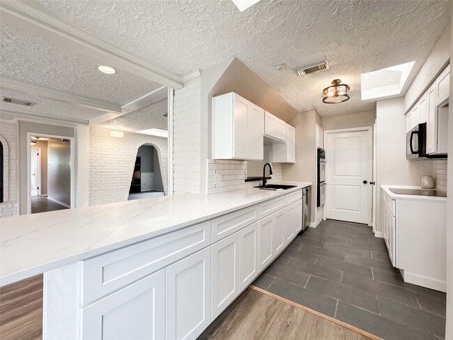 Building Photo - 15002 Torry Pines Rd