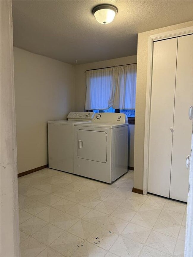 Building Photo - 3 Bedroom, 1 Bathroom House in Lynden