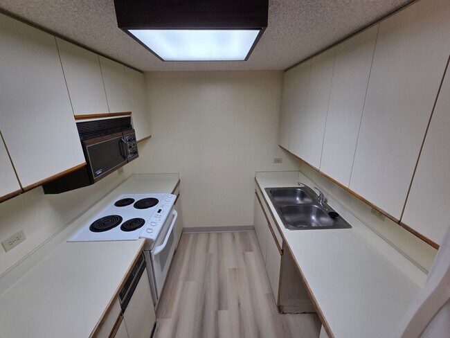 Building Photo - Charming 2 bedroom, 2 bathroom, 1 covered ...