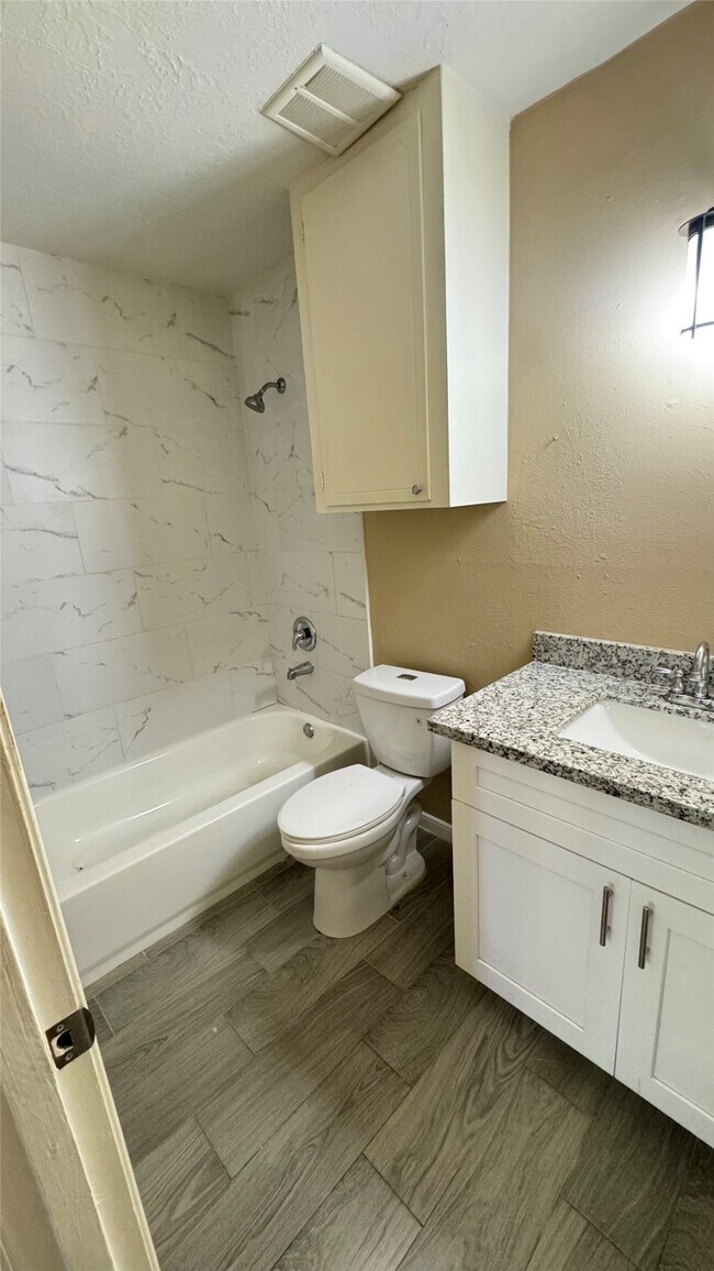 Building Photo - 3303 Glen Spring Dr