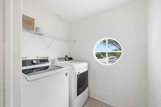 Building Photo - 1810 Seminole Palms Dr