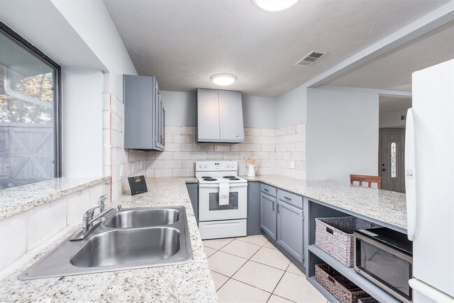 Building Photo - 1113 Villa Downs Dr