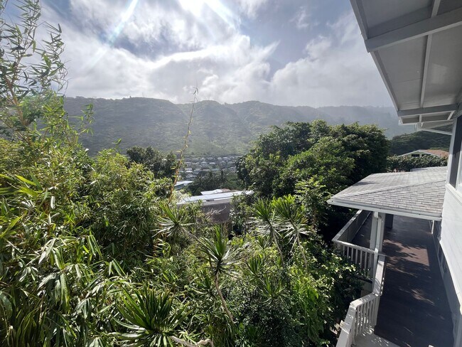 Building Photo - Renovated 6 Bedroom, 3.5 Bath Home with 2 Garages in Aina Haina