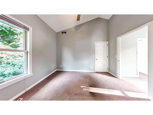 Building Photo - 520 Hanlon Ave