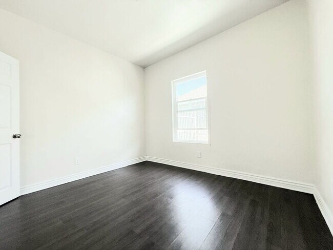 Building Photo - 1368 E Vernon Ave