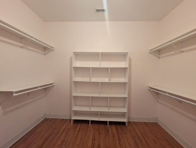 Building Photo - Huge 3 Bedroom/ 2 Bath Upstairs Apartment