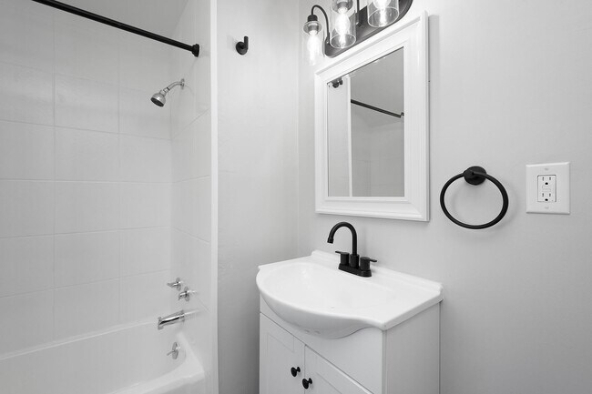 Building Photo - Charming 2 bedroom home in Versailles available August 1!