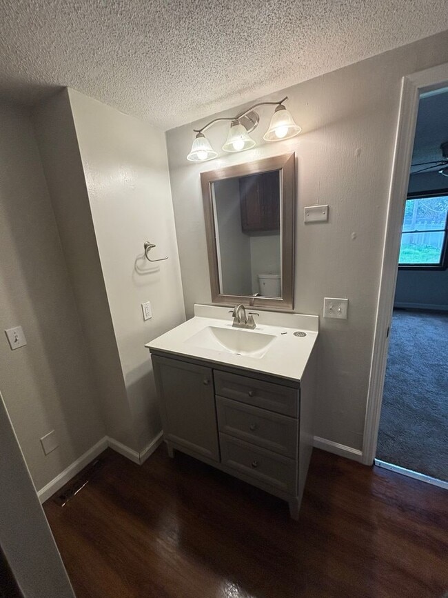 Building Photo - Cozy 3bd/2bth