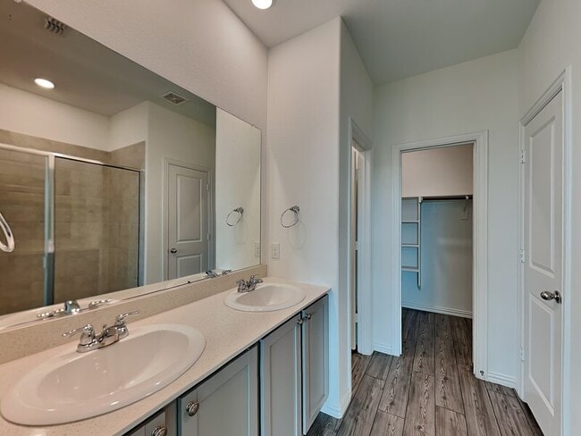 Building Photo - 5604 Elwood Dr