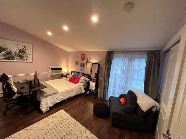 Building Photo - 47 University Heights Dr