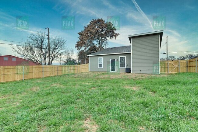 Building Photo - $1515! Beautiful Corner lot home in Fort Worth! Available 5/16!