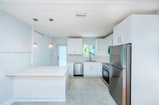 Building Photo - 636 Malaga Ave