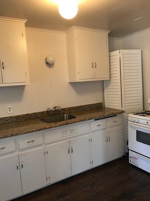 Building Photo - 8 Dell St