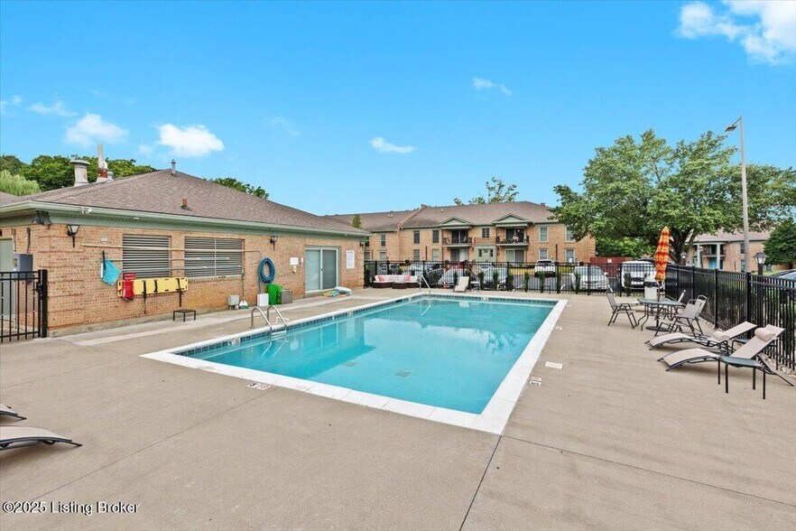 Building Photo - 411 Highwood Dr