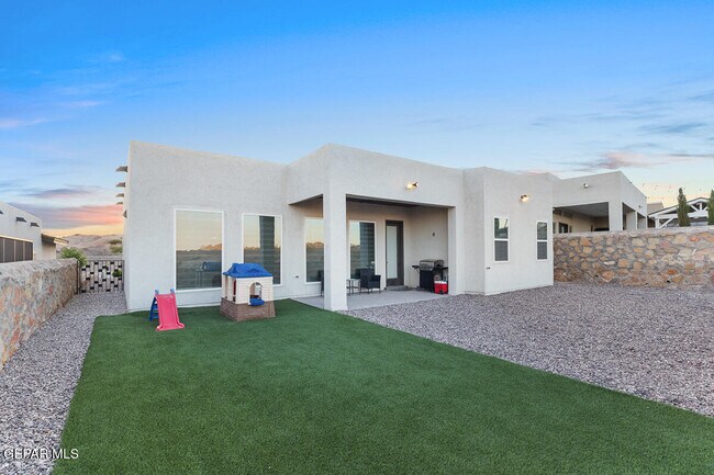Building Photo - 870 Airship Pl