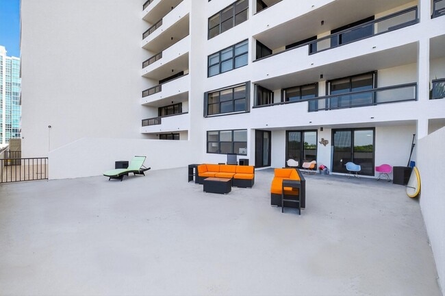 Building Photo - 2555 Collins Ave