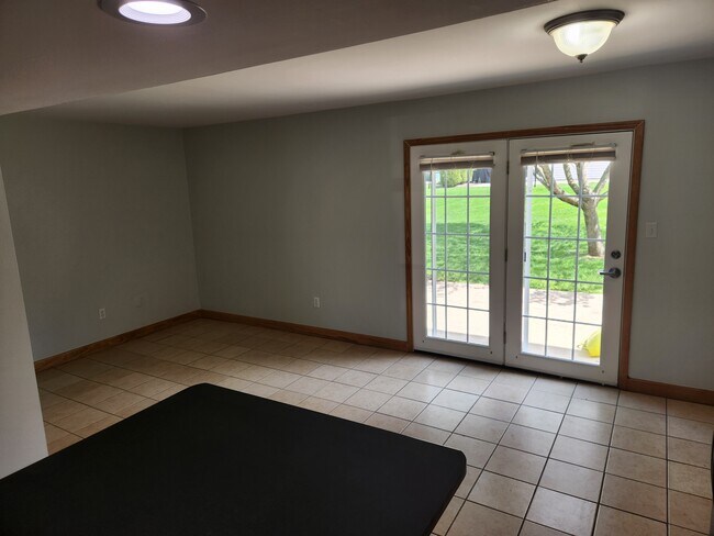 Building Photo - 321 31st St