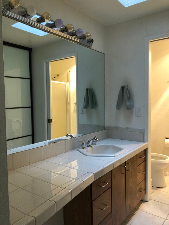 Primary bedroom bath - 1404 W Boston St