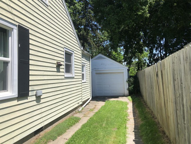 Building Photo - 2411 Forest Rd