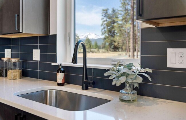 Building Photo - Gorgeous BRAND NEW 3-Bdr/2.5-bath with Loft in beautiful Sunset Meadows! -Sisters, Oregon